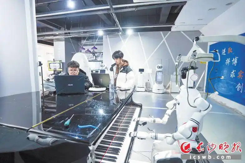 湖南超能机器人火了！多款爆款产品，覆盖全生命周期健康服务(图1)