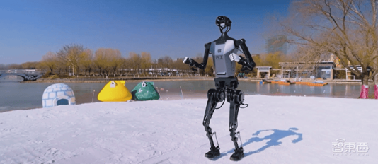 天工机器人:连续攀爬百级阶梯,雪地高速奔跑,刷新人形机器人能力极限! 天工机器人:连续攀爬百级阶梯,雪地高速奔跑,刷新人形机器人能力极限!(图1)