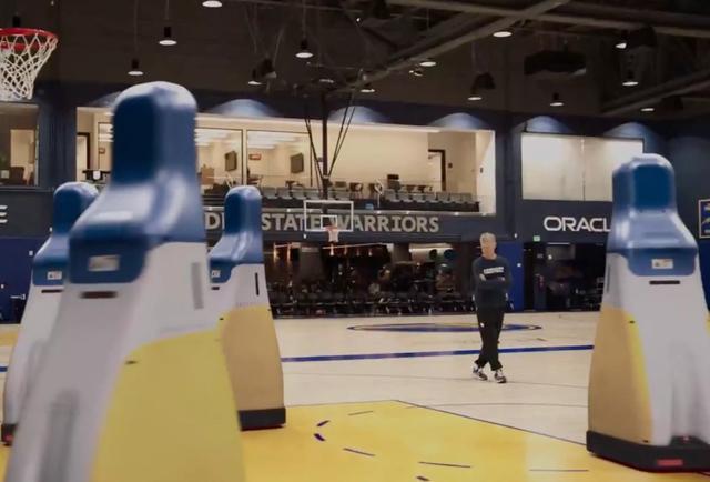 斯蒂芬·库里的新投篮搭档是一台永不疲倦的机器人(图3) 斯蒂芬·库里的新投篮搭档是一台永不疲倦的机器人(图3)