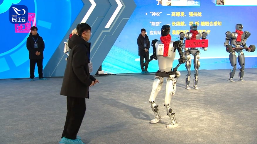 国内最高大最强壮,湖北 10 款人形机器人集体亮相!(图4) 国内最高大最强壮,湖北 10 款人形机器人集体亮相!(图4)