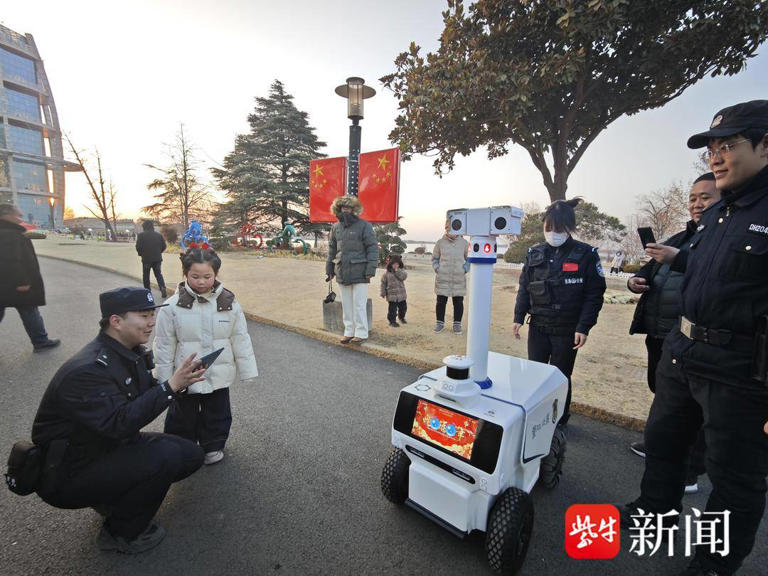 警用巡逻机器人“小高警官”上岗了,还帮忙找到个走失小孩(图1) 警用巡逻机器人“小高警官”上岗了,还帮忙找到个走失小孩(图1)