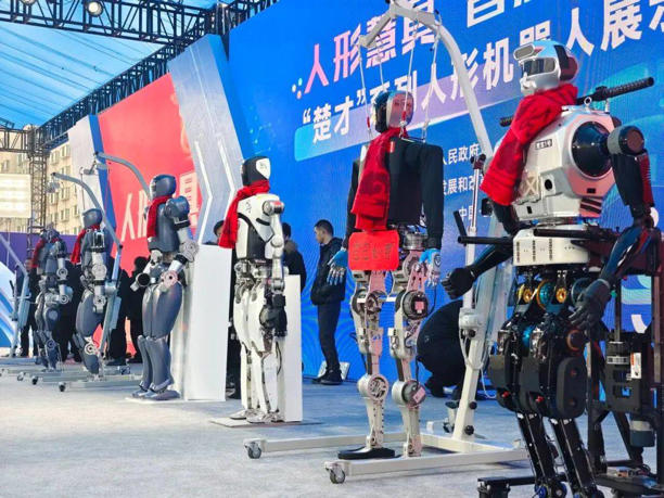 湖北“楚才”人形机器人展:未来已来,智能新纪元?(图1) 湖北“楚才”人形机器人展:未来已来,智能新纪元?(图1)