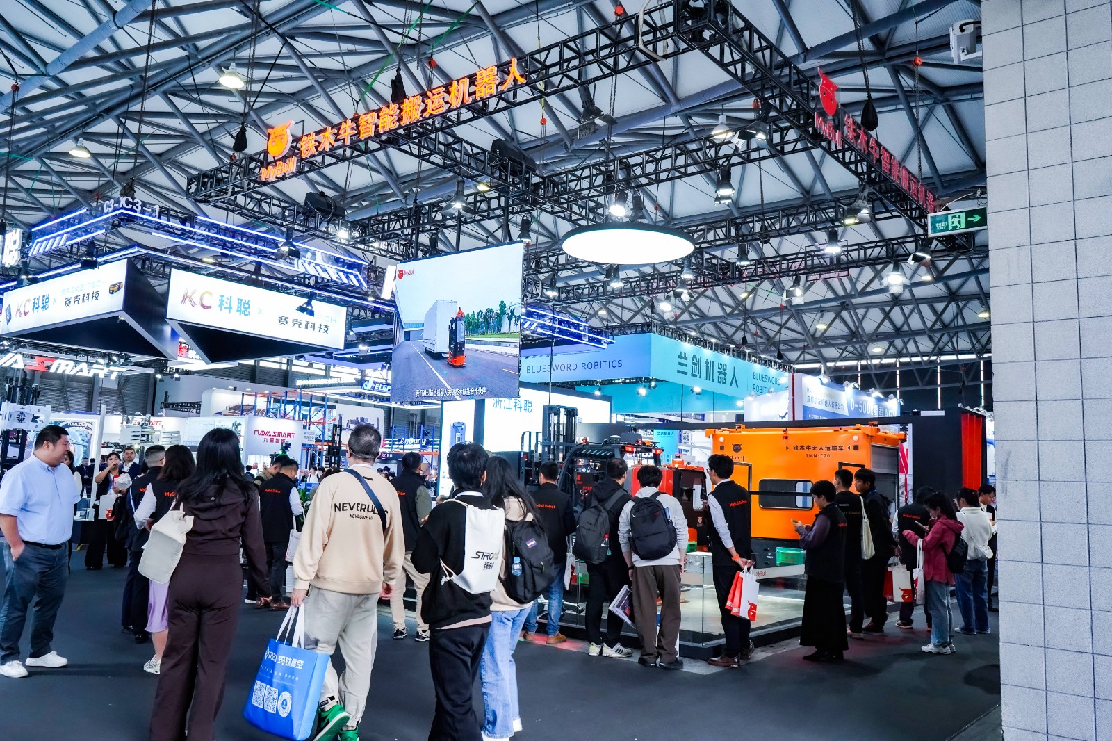 圆满收官CeMAT | 铁木牛以机器人产品与技术推动数智化变革 引领物流搬运新生态(图1)