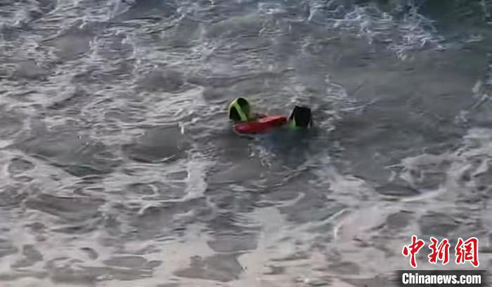 U型水上机器人出动!海南万宁日月湾3名游客落水获救 U型水上机器人出动!海南万宁日月湾3名游客落水获救(图1)