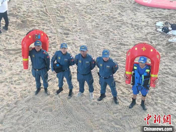 U型水上机器人出动!海南万宁日月湾3名游客落水获救 U型水上机器人出动!海南万宁日月湾3名游客落水获救(图2)