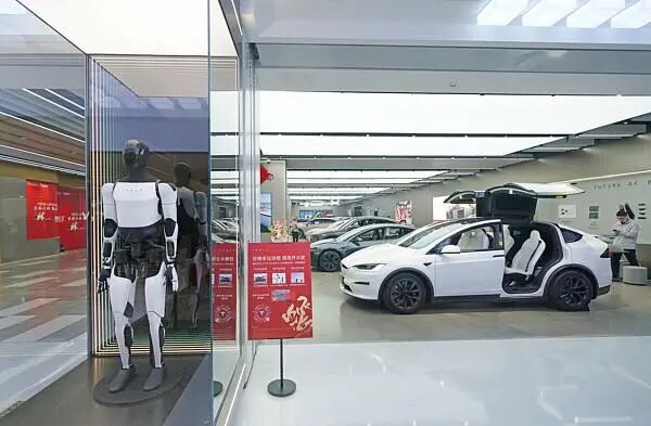 特斯拉:2025年将推更实惠车型 人形机器人启动试点生产(图1) 特斯拉:2025年将推更实惠车型 人形机器人启动试点生产(图1)