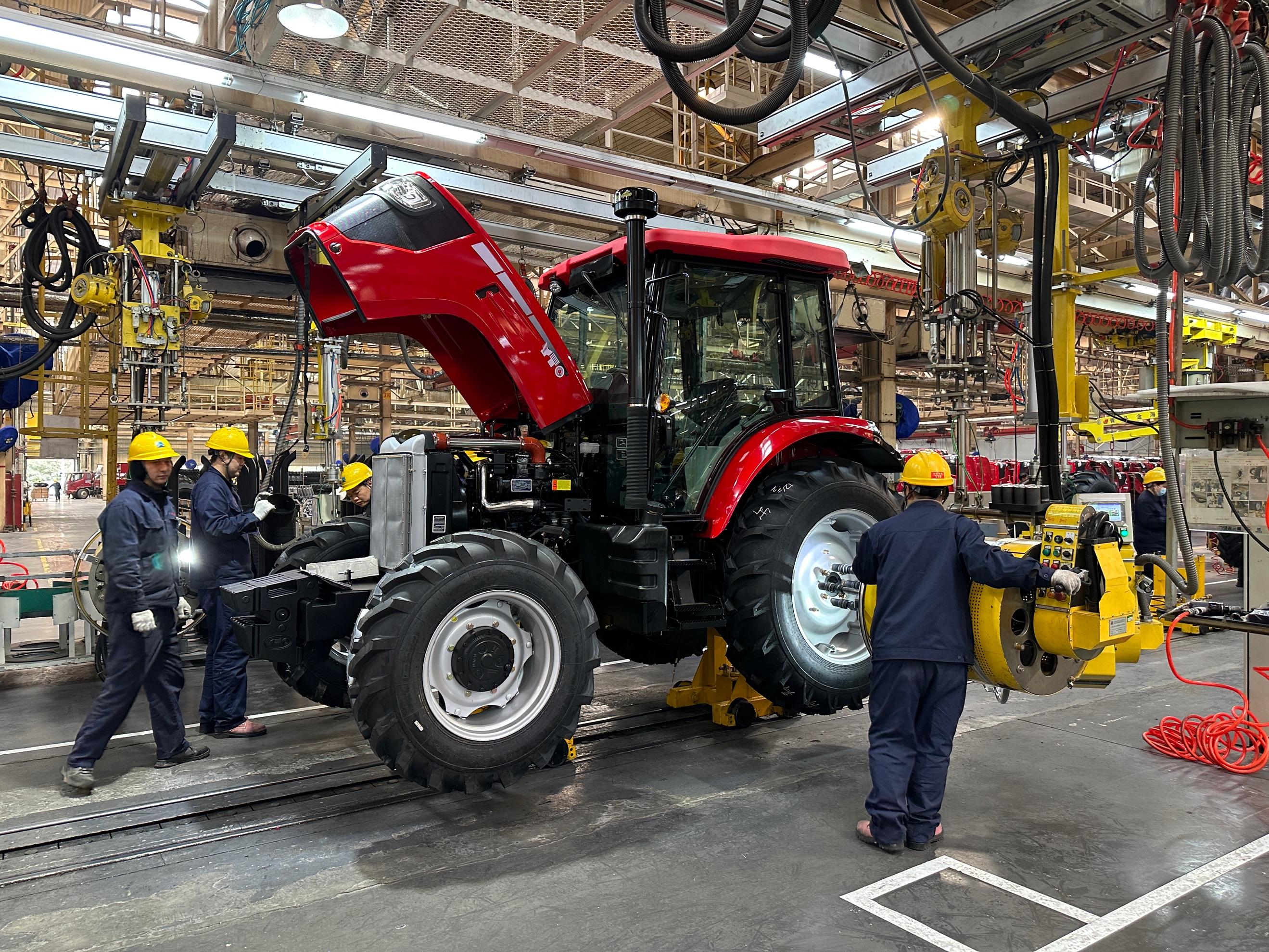 高质量发展调研行丨这个生产车间每隔3分钟就有1台拖拉机下线(图2)