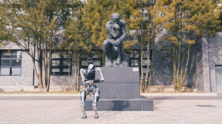 PNDbotics携人形机器人Adam亮相央美AI活动周，探索科技与艺术的融合(图2)