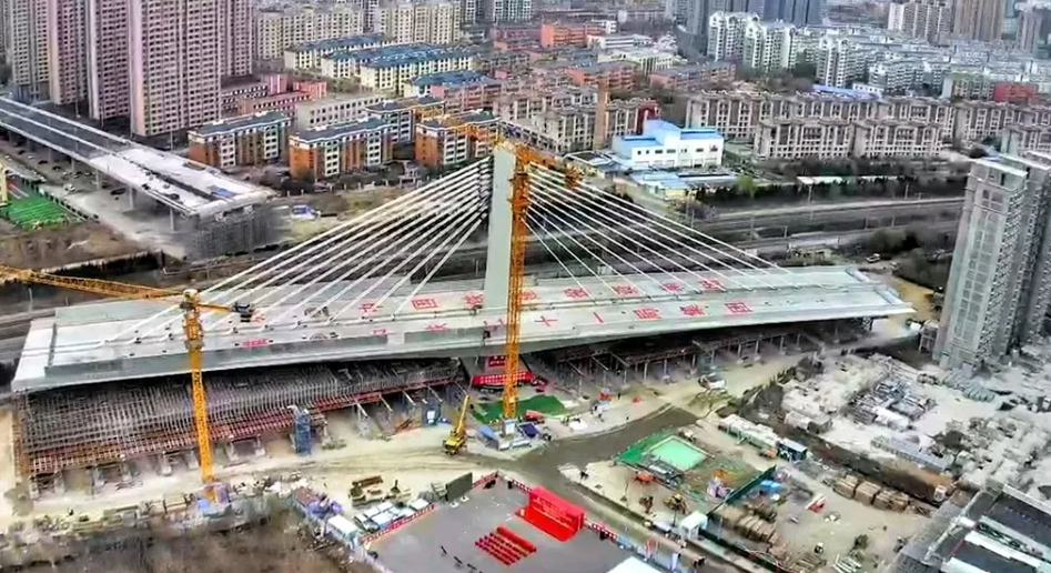 新技术支撑,3.4万吨庞然大物轻巧“转身”(图1) 新技术支撑,3.4万吨庞然大物轻巧“转身”(图1)