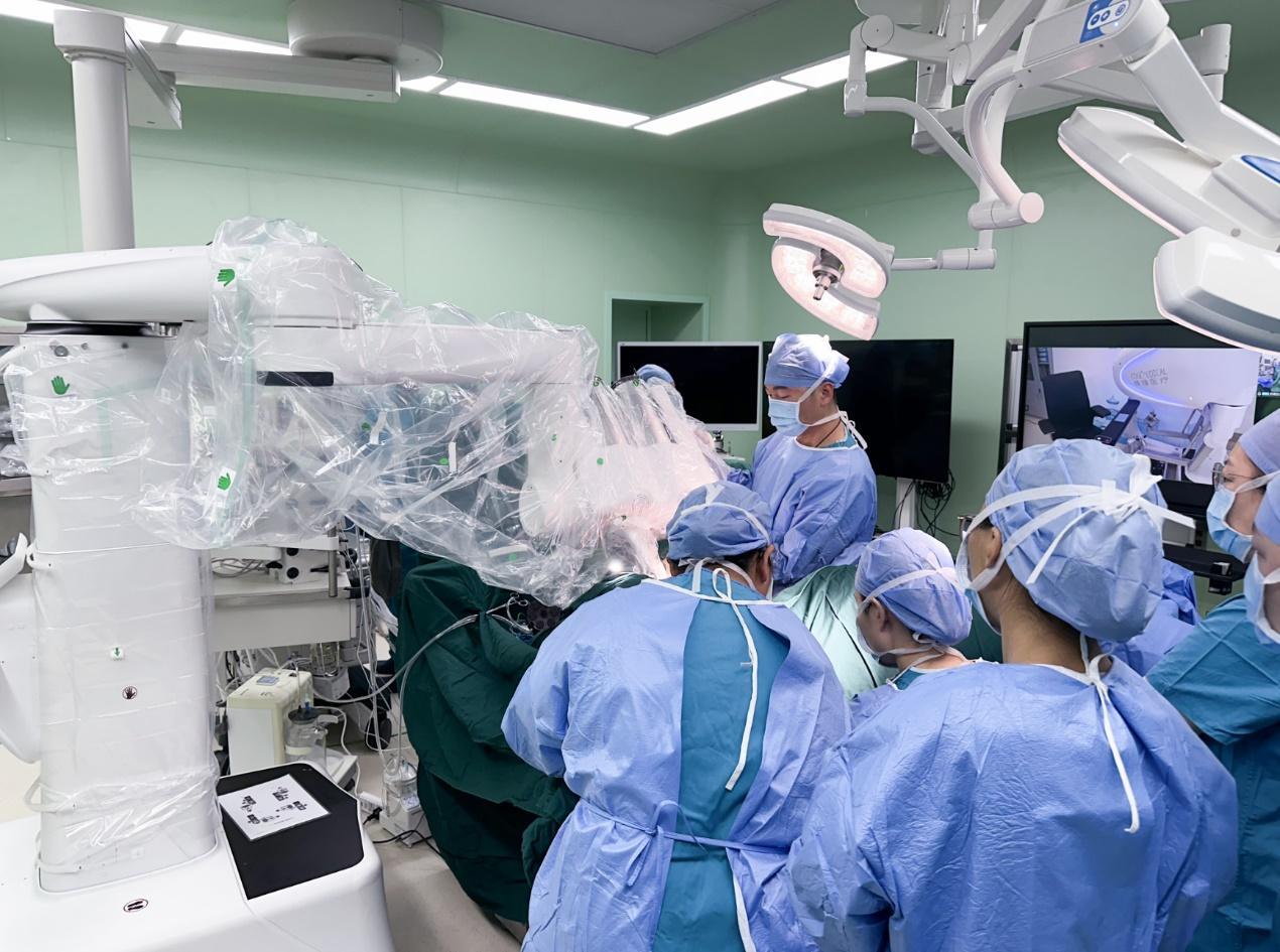 全球首例单臂单孔机器人远程手术完成(图1)