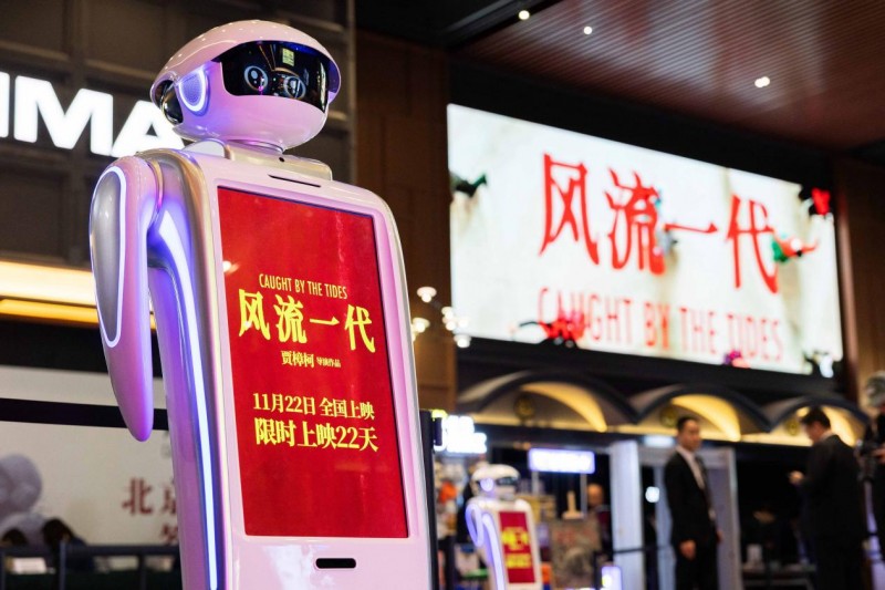 小笨智能服务机器人参演《风流一代》 演绎科技与艺术的浪漫邂逅(图2)