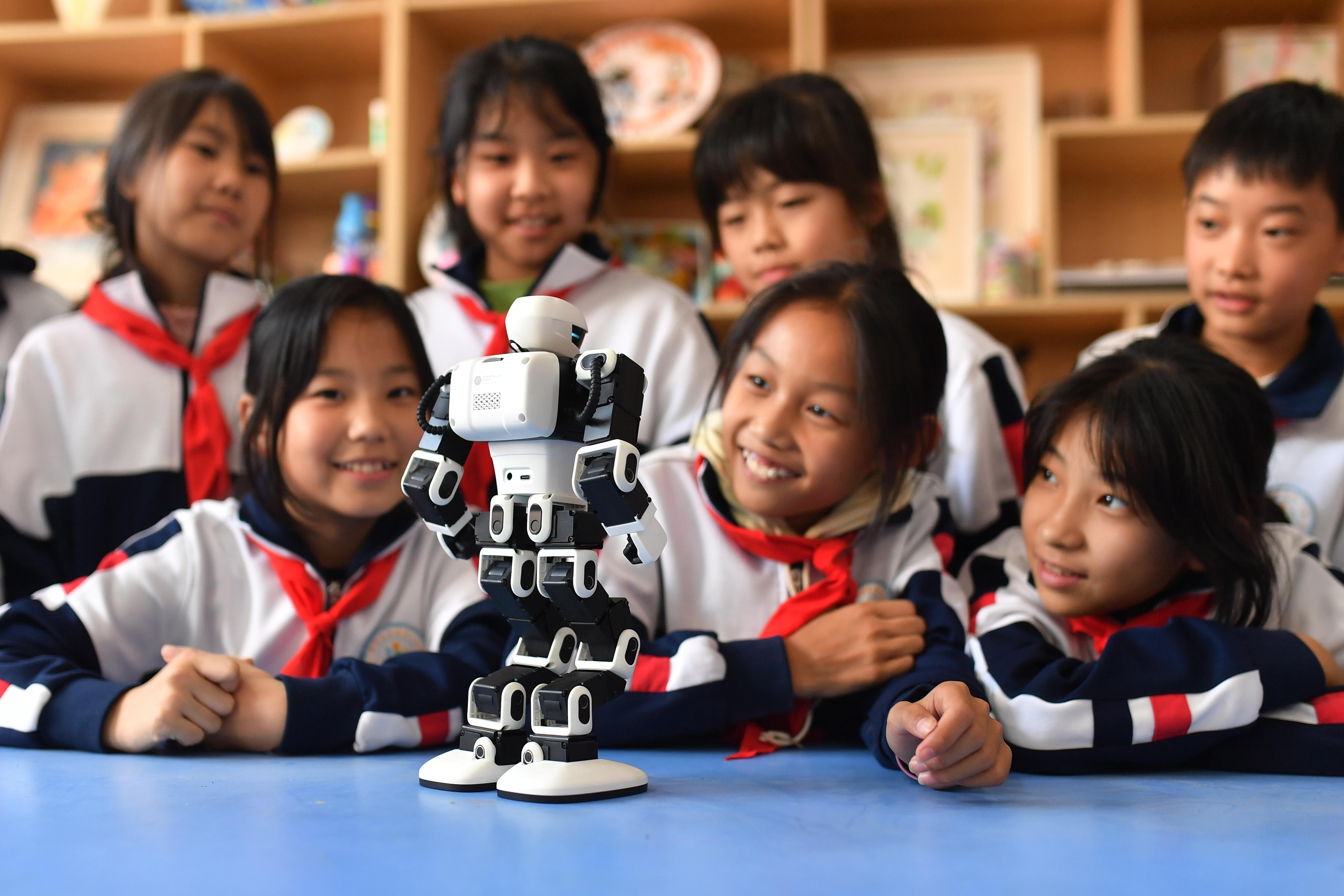 青岛:科普课堂“点亮”科学梦想(图1) 青岛:科普课堂“点亮”科学梦想(图1)