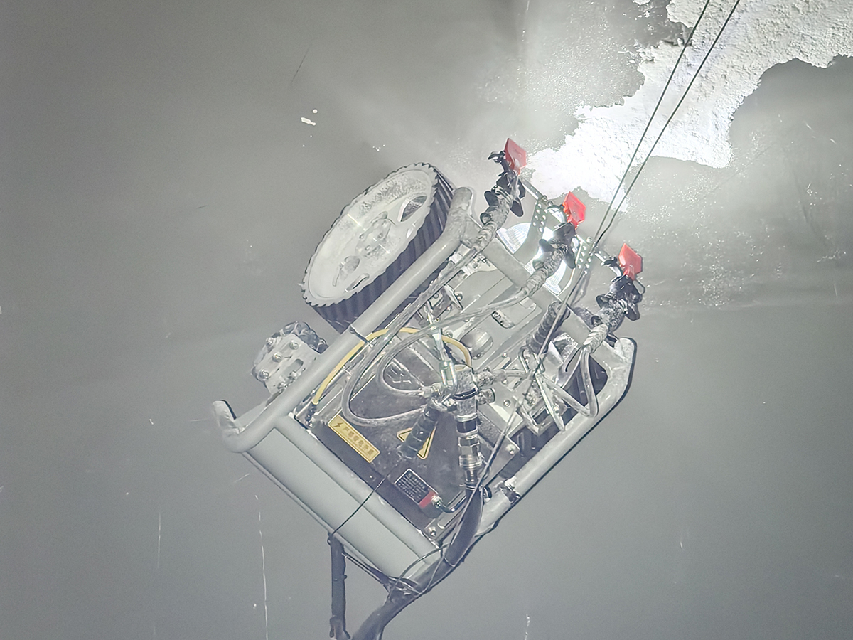 “爬壁机器人”:让生产更上“一层楼”(图2) “爬壁机器人”:让生产更上“一层楼”(图2)