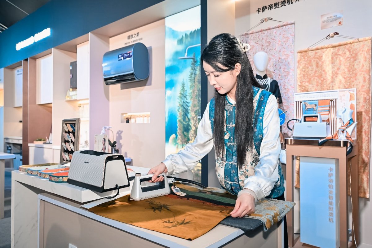专业级丝绸护理体验，卡萨帝铂金智能熨烫机发布闪耀登场(图3)