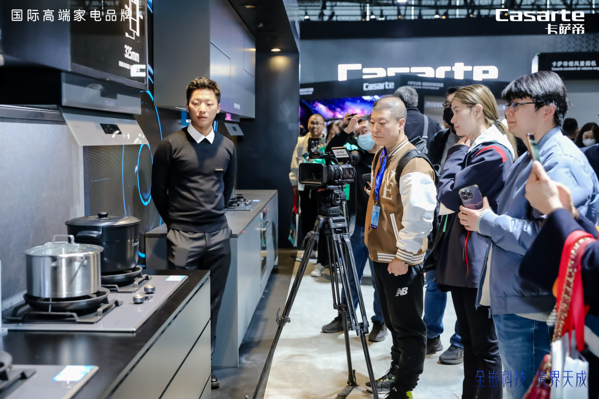 全嵌升降！卡萨帝厨电发明“隐身烟机”(图2)