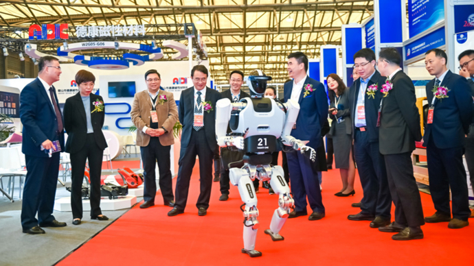 中国电科第一代人形机器人发布,通用AI机器人离我们有多远?(图1) 中国电科第一代人形机器人发布,通用AI机器人离我们有多远?(图1)