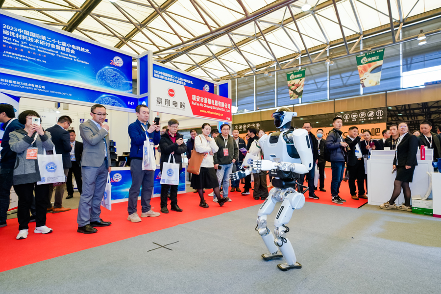 中国电科第一代人形机器人发布,通用AI机器人离我们有多远?(图2) 中国电科第一代人形机器人发布,通用AI机器人离我们有多远?(图2)