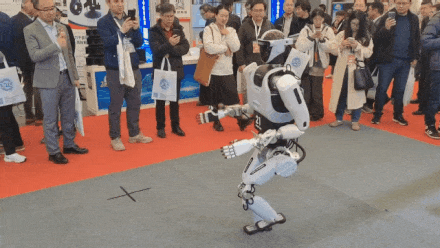 中国电科第一代人形机器人发布,通用AI机器人离我们有多远?(图3) 中国电科第一代人形机器人发布,通用AI机器人离我们有多远?(图3)