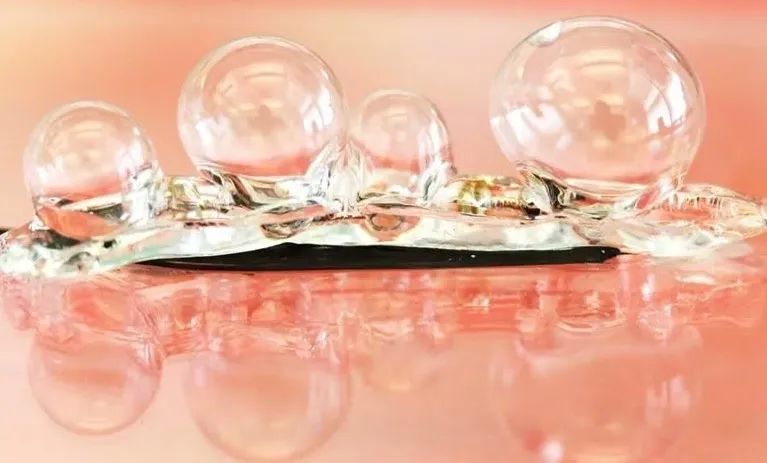 泡泡：我也没想到，科学家用电把我吹起来，还不装气阀无限次使用……(图2)